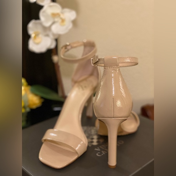 Vince Camuto Shoes - NWT Vince Camuto Lauralie Nude Sandals